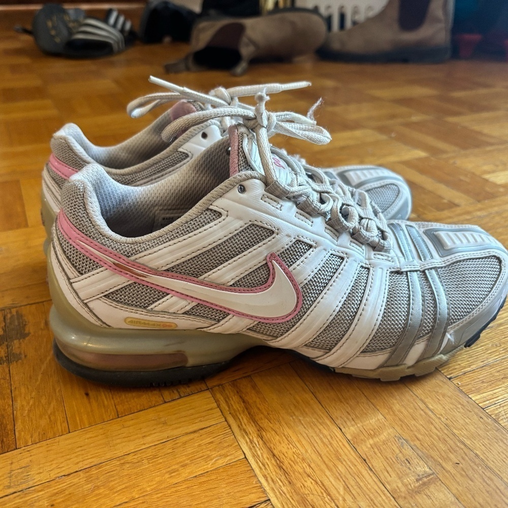 Y2k 90s running shoes. UNREAL looking for best offer nikes air max 90